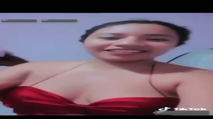 Puta masturbndose en la ducha despus de salir