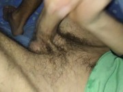 🇻🇪🇦🇷🇪🇨El Guarro Peludo Desperto Tan Caliente,que Vacio Su Gran Polla Bajo Las Sabanas