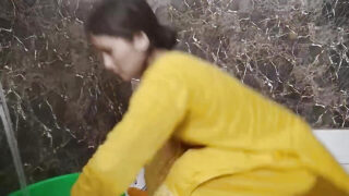 Cô gái nóng bỏng bị "thịt" tơi tả trong phòng tắm