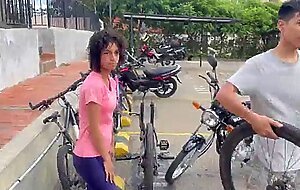 Me follo rico a chica latina desconocida que me pide ayuda y me la follo duro en mi