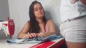 Costureira observando ere&ccedil_&atilde_o do cliente!