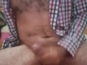 Me habro la camisa y me corro en mi pecho