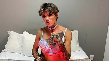 A poderosa Sabrina Prezotte comanda a sua punheta com o jogo das luzes enquanto brinca com seu pau gigantesco duro como uma pedra até gozar (dois ângulos)