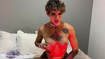 A poderosa Sabrina Prezotte comanda a sua punheta com o jogo das luzes enquanto brinca com seu pau gigantesco duro como uma pedra até gozar (dois ângulos)