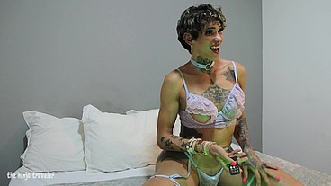A poderosa Sabrina Prezotte comanda a sua punheta com o jogo das luzes enquanto brinca com seu pau gigantesco duro como uma pedra até gozar (dois ângulos)
