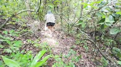 สาวไทยเดินคุยเล่นเก็บเห็ดในป่า แอบโชว์ในป่าลึก เสียงไทยชัด