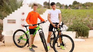Hot bicyclists can't resist making an emergency stop