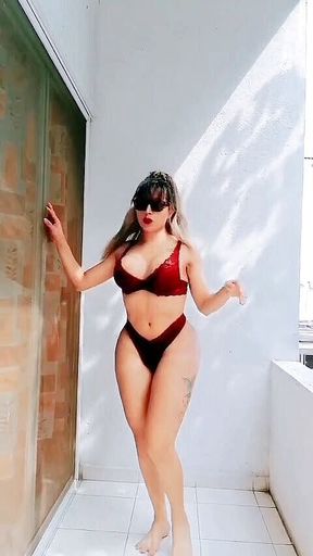 Stunning big ass tranny showing her sucking mouth for oral sex