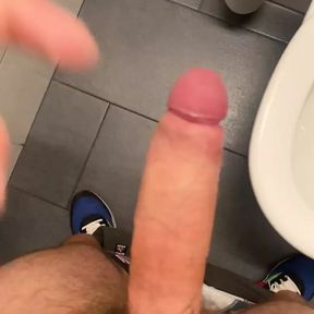 Cumshot in Shopping-Center