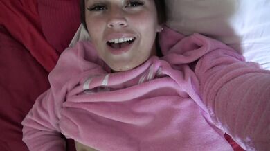 Amateur - Je me masturbe sur mon oreiller à peine réveiller et je jouie