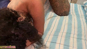 Novinha tatuada deixa namorado louco de tanto tesão que ele aproveita pra tirar casquinha do cuzinho da safada sem camisinha