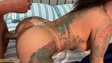 Novinha tatuada deixa namorado louco de tanto tesão que ele aproveita pra tirar casquinha do cuzinho da safada sem camisinha