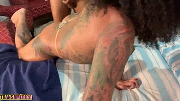 Novinha tatuada deixa namorado louco de tanto tesão que ele aproveita pra tirar casquinha do cuzinho da safada sem camisinha
