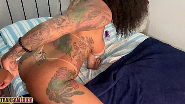 Novinha tatuada deixa namorado louco de tanto tesão que ele aproveita pra tirar casquinha do cuzinho da safada sem camisinha