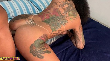 Novinha tatuada deixa namorado louco de tanto tesão que ele aproveita pra tirar casquinha do cuzinho da safada sem camisinha
