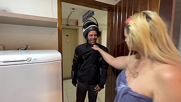 O Entregador ,de lanche inocente não sabe sobre Dona casa Tiffany Montavani ninfomaníaca e seus fetiches por motoboy Ela estava com muita fome de molho creme e trepa ..