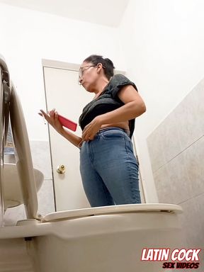 MATURE GIRL WITH CUTE BUTTOCKS SHOWS OFF HER HAIRY PUSSY