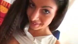 Bro memukul punggung Jennifer London dan Lucy Lee dalam threesome panas dengan aksi oral