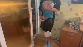carrying and masturbating the tranny till cums