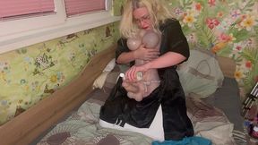 carrying and masturbating the tranny till cums