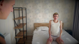 Bố dượng quan hệ tình dục trần trụi với dương vật to lớn xăm trổ của con trai riêng trong màn threesome nghiệp dư kèm màn oral sex và xuất tinh.