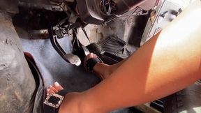Dalilah revs the old Fiat 147 hard (custom)