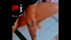 Je me fais du bien avec un concombre ,il est gigantesque m&ecirc_me tr&egrave_s dur de le ...