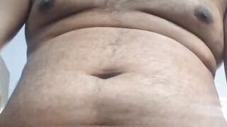 Karvaiset nuoret nastat raa'asti ratsastavat toistensa isoilla kulleilla