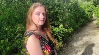 Je vais chercher ma cousine et je me fait baiser par un cowboy !