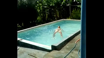 Pelado na piscina