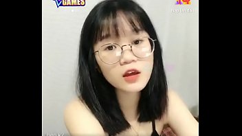 Em g&aacute_i đeo k&iacute_nh xinh xắn live stream tr&ecirc_n Uplive