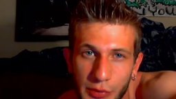 Josh Michaels Cums on His Chest!