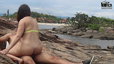 Casal Badarox vai tomar banho de mar e acaba transando na beira da praia. Manu Fox.