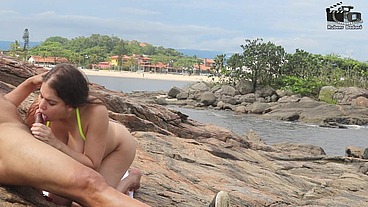 Casal Badarox vai tomar banho de mar e acaba transando na beira da praia. Manu Fox.