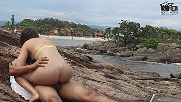 Casal Badarox vai tomar banho de mar e acaba transando na beira da praia. Manu Fox.