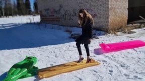 Inflatable mattresses high heels stomp and crush, high heels crush inflatable crocodile