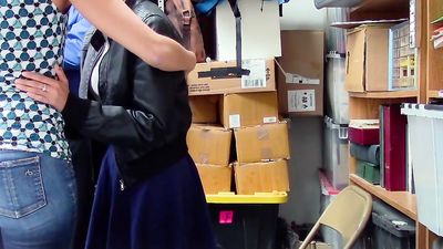 Mom fucks with mall cop to save her daughter from jail