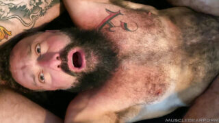 El oso maduro tatuado estadounidense Liam Angell recibe sexo anal