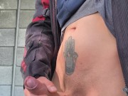 Se me pone dura de saber que me están viendo desde lejos como me masturbo