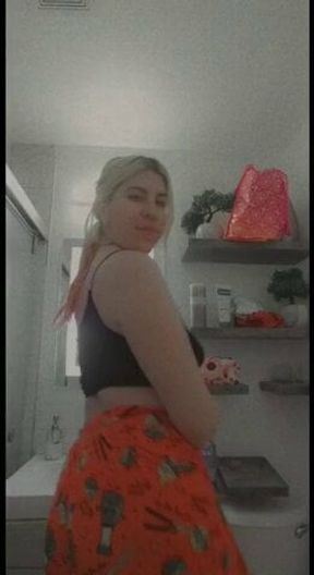 lolafuccbunny wants to meet in the bathroom