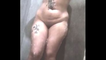 Shower show. Ven a nalguearme bebe. Te gustan las maduras de culo grande?