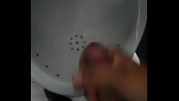 punheta com gozada no banheiro