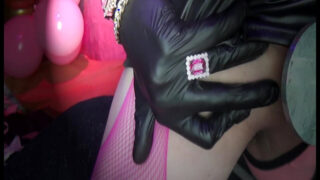 Pieprzenie, ubieranie – hardcore'owy film z bliska przedstawiający amatorskie francuskie transwestytki w bieliźnie i pończochach, gejowskie dziwki, które są analnie ruchane