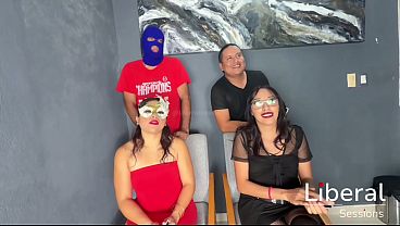 Desconocidos comparten sus esposas haciendo oral sin condon