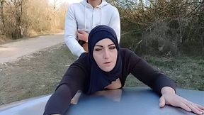 beurette prise contre le capot