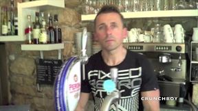 ce mec adore qu on lui leche les pieds et snif les baskets