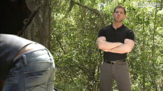 Kouření, kouření, skupinový sex – Američan Dean Flynn s obrovskými penisy šuká do zadku