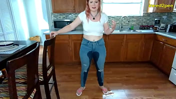 Ami Mercury can&#039_t help wetting her skintight jeans in kitchen