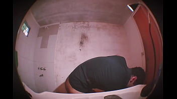 Masturbacion en el Ba&ntilde_o - Camara mirando hacia arriba - Porno Argentina - Pene Grande - acabada como si te acabara en la cara - Grabado con lente ojo de pez