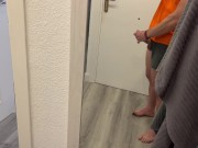 Mucha saliva en mi polla hace que apunto me corra